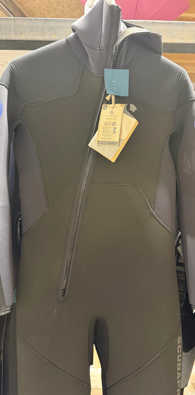 Combinaison Scubapro OneFlex 6 mm homme, vue de face et zip frontal diagonal