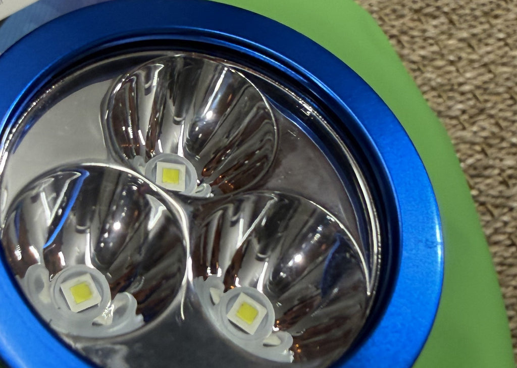 Tête du phare BigBlue TL2900P bleu, ses trois LED et ses réflecteurs