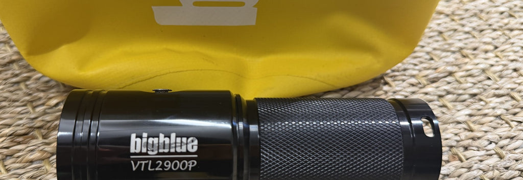 Phare vidéo BigBlue VTL2900P noir, vu de côté