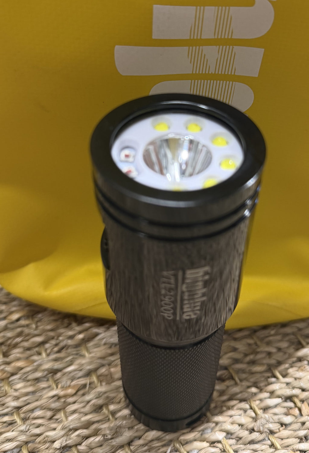 Tête du phare BigBlue VTL2900P, ses sept LED blanches et son réflecteur central